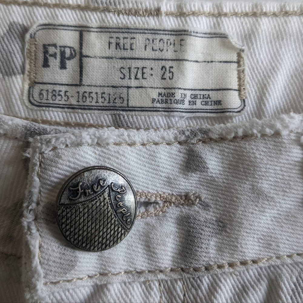 Free PEOPLE ICING WASH CUTOFF WHITE JEANS CAMO SHORTS MID-RISE SIZE 25 - Picture 4 of 13